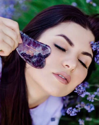 Плочка за масаж на лицето гуа ша от аметист - камък на хармония и релакс Crystallove - 2